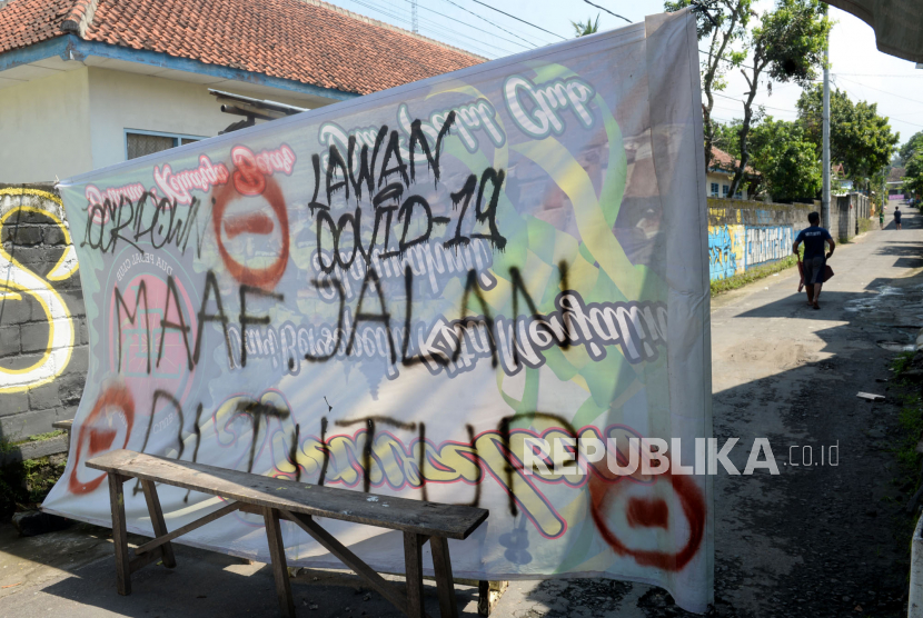 Warga Karantina Wilayah Mandiri. Beberapa spanduk warga saat karantina wilayah secara mandiri di titik berbeda di Sleman, Yogyakarta, Ahad (29/3)
