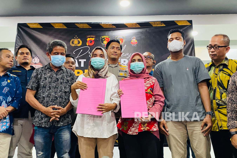 Polres Bogor mengungkapkan dua bayi yang dilahirkan di RS Sentosa Bogor pada Juli 2022 memang tertukar dari hasil tes DNA yang dilakukan pada Senin (21/8/2023). Dua ibu yakni Siti Mauliah dan D pun saling berpelukan dalam konferensi pers pada Jumat (25/8/2023) malam di Mapolres Bogor.