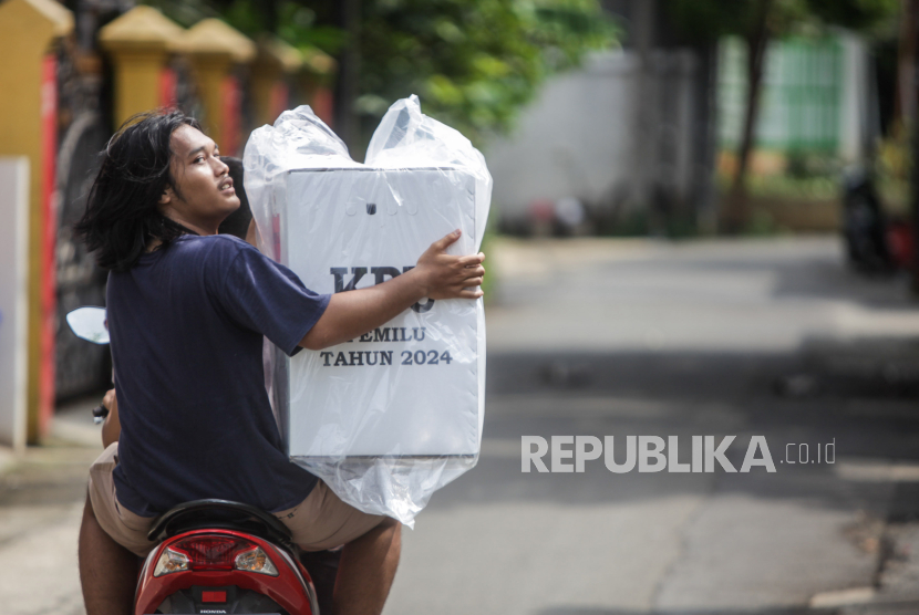 Warga membawa kotak suara untuk disimpan di salah satu TPS di kawasan Srengseng Sawah, Jakarta Selatan, Selasa (13/2/2024). Sebanyak 800 kotak suara beserta logistik lainnya didistribusikan untuk 200 tempat pemungutan suara (TPS) di 19 RW wilayah Srengseng Sawah.