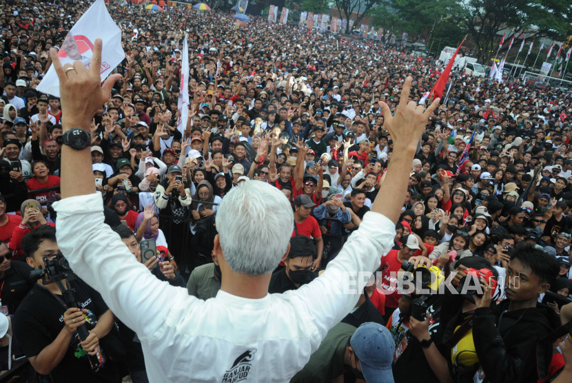Calon presiden nomor urut 3 Ganjar Pranowo menyapa peserta saat kampanye terbuka.