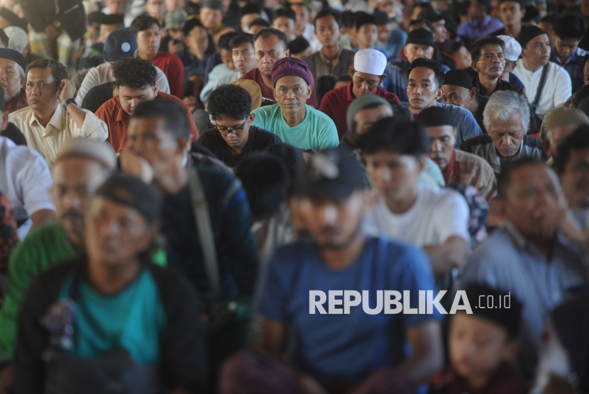 Umat muslim menanti waktu berbuka puasa pada hari pertama bulan suci Ramadhan di Masjid Istiqlal, Jakarta, Sabtu (1/3/2025). Masjid Istiqlal menyiapkan 4.000 boks makanan gratis untuk buka puasa pada saat bulan Ramadhan 1446 H/2025. Adapun menu makanan berbuka puasa tersebut terdiri atas nasi boks, takjil, kurma, serta air mineral.