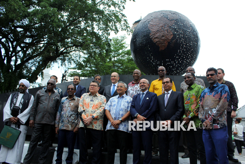 Para delegasi dari negara-negara Asia Afrika bersama Wali Kota Bandung Muhammad Farhan berfoto di Gedung Merdeka memeringati 70 tahun Konferensi Asia Afrika, di Kota Bandung, Rabu (23/4/2025).