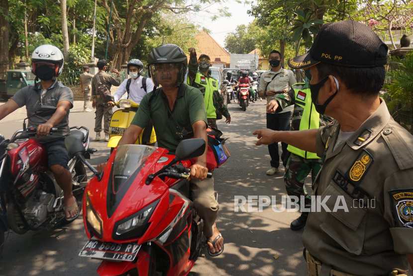 Petugas gabungan melakukan operasi penegakan disiplin penggunaan masker di Tulungagung, Jawa Timur. Gugus Tugas Percepatan Penanganan COVID-19 Kabupaten Tulungagung, Jawa Timur, mengidentifikasi sembilan klaster keluarga yang mendominasi munculnya kasus baru COVID-19 di daerah itu selama 18 bulan terakhir.