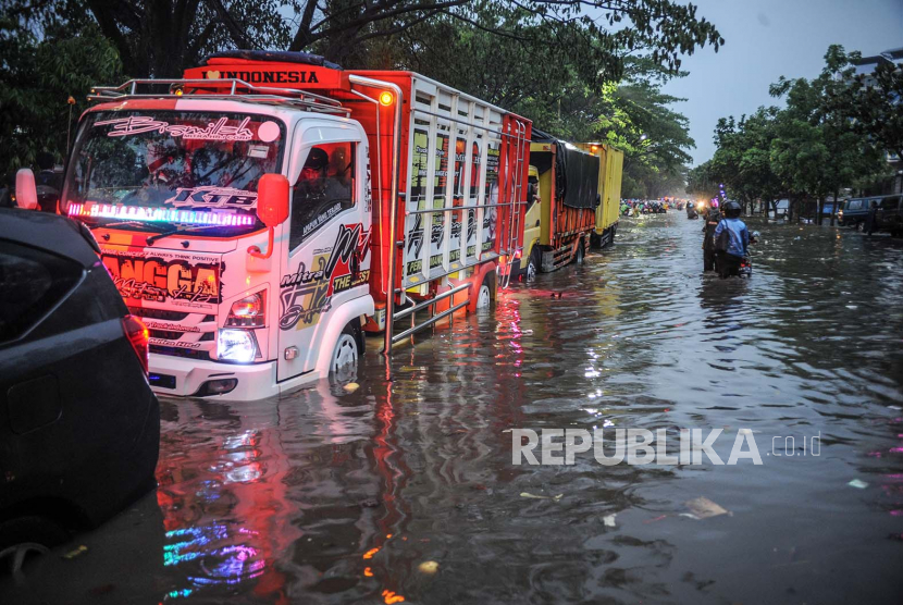 Kendaraan terdampak genangan banjir (ilustrasi).