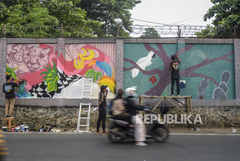Dinding pembatas Taman Margasatwa Ragunan, Jakarta. Turap pembatas dinding Taman Margasatwa Ragunan, Jaksel mengalami longsor.