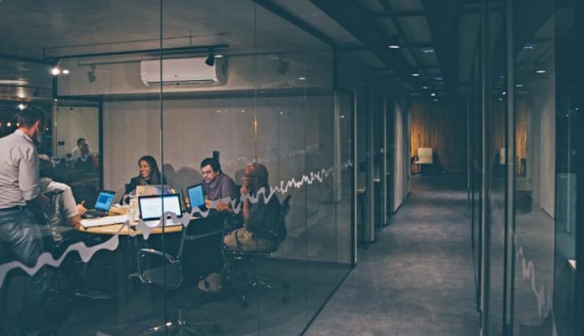 Karyawan sedang meeting di kantor Startup (Unsplash/Mario Gogh)