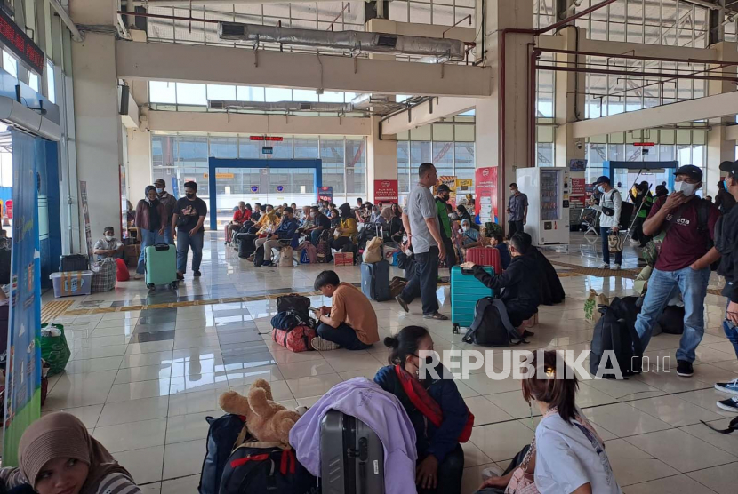 Suasana pemudik di Terminal Terpadu Pulogebang, Jakarta Timur, Rabu (19/4/2023). Jumlah pemudik Terminal Pulogebang lebih sedikit dari pandemi dan belum capai target.
