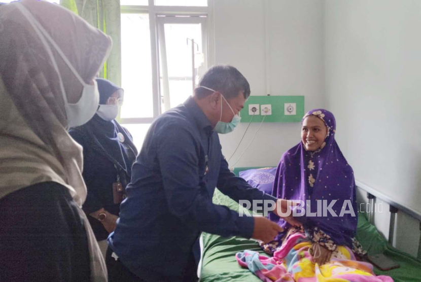 Bupati Garut Rudy Gunawan menjenguk sejumlah pasien yang diduga mengalami keracunan makanan di Puskesmas Cilawu, Kabupaten Garut, Selasa (10/10/2023). 