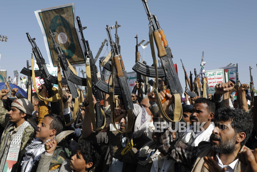 Pendukung Houthi menghadiri unjuk rasa menentang perang Israel di Jalur Gaza dan pemboman pimpinan AS di Yaman di Sanaa pada Jumat, 7 Juni 2024.