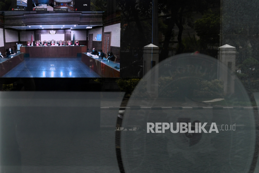 Pengunjung menyimak jalannya sidang putusan kasus dugaan korupsi pengelolaan investasi saham dan reksa dana PT Asuransi Jiwasraya melalui layar di Pengadilan Tipikor, Jakarta, Senin (12/10/2020). Sidang yang dilaksanakan secara virtual tersebut mengagendakan pembacaan vonis untuk mantan Direktur Utama PT AJS Hendrisman Rahim bersama mantan Direktur Keuangan PT AJS Hary Prasetyo, mantan Kepala Divisi Investasi dan Keuangan PT AJS Syahmirwan dan Direktur PT Maxima Integra Joko Hartono Tirto. 