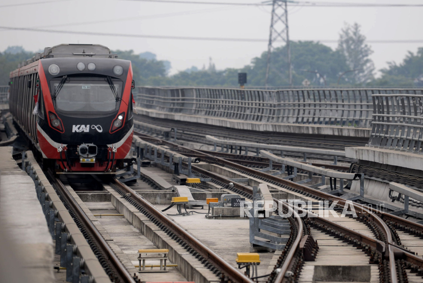 Kereta LRT Jabodebek melintas di jalur LRT Cawang - Dukuh Atas, Jakarta, Ahad (27/8/2023). 