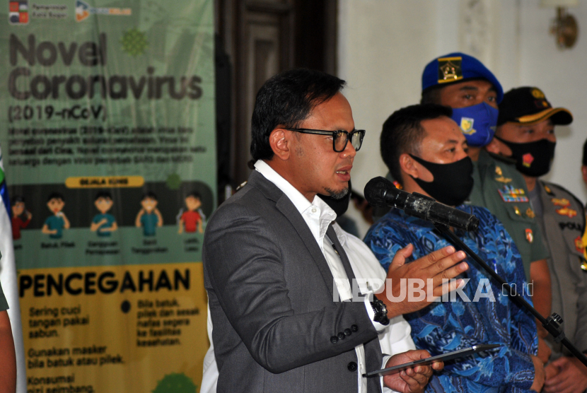 Wali Kota Bogor Bima Arya (tengah) bersama jajaran Forum Komunikasi Pimpinan Daerah (Forkopimda) Kota Bogor memberikan keterangan kepada awak media terkait perkembangan penanganan dan pencegahan pandemi COVID-19 di Teras Balaikota Bogor, Jawa Barat, Jumat lalu. Ilustrasi