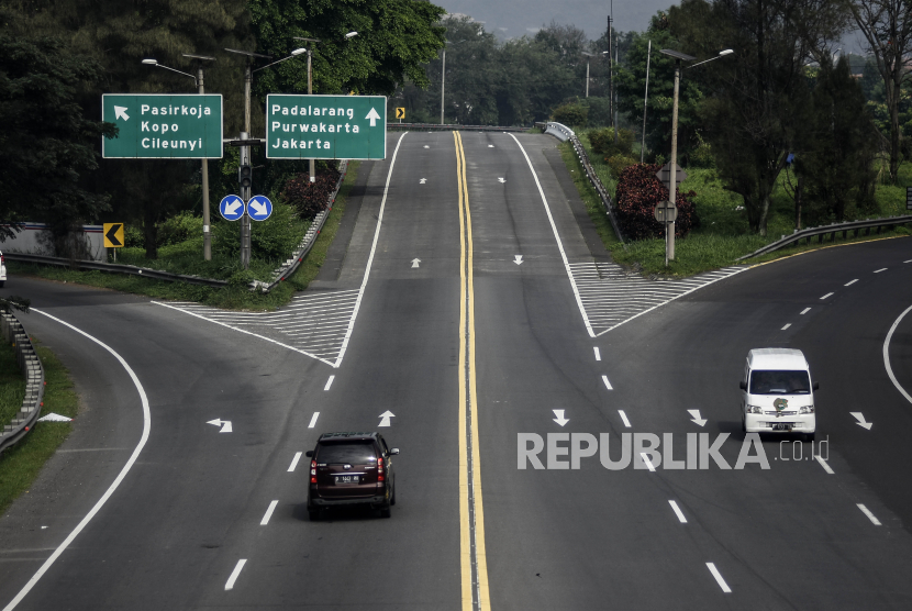 Sejumlah kendaraan melintas di  jalan Tol Padaleunyi, Kota Cimahi, Ahad (3/5). Kementerian Pekerjaan Umum dan Perumahan Rakyat (PUPR) melalui Badan Pengatur Jalan Tol (BPJT) memutuskan untuk menunda penyesuaian tarif tol Cipularang dan Padaleunyi. 