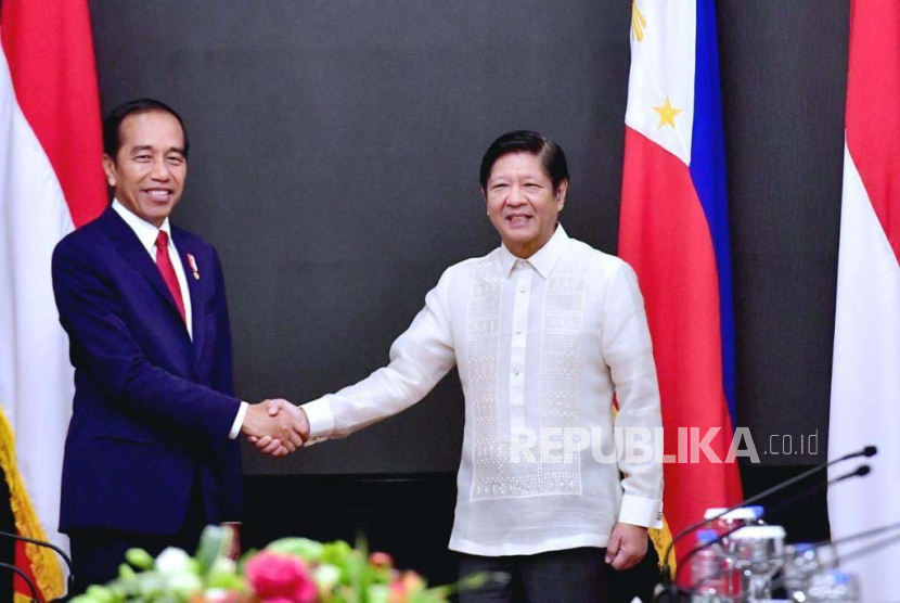 Presiden Joko Widodo (Jokowi) saat melakukan pertemuan bilateral dengan Presiden Filipina Ferdinand Marcos di Istana Malacanang, Manila, Rabu (10/1/2024). Dalam pertemuan ini, kedua pemimpin negara sepakat untuk meningkatkan kerja sama di bidang politik dan keamanan hingga ekonomi.