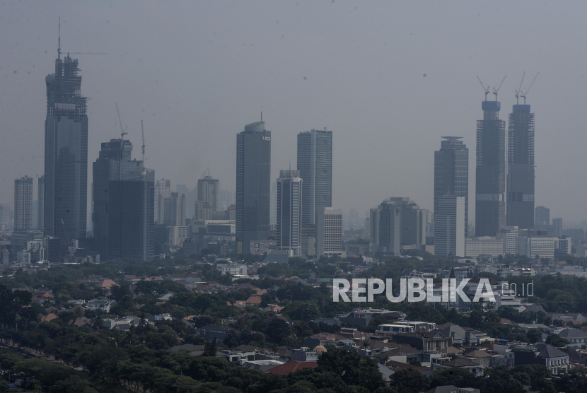BMKG Prakirakan Jakarta Hari Ini Cerah Hingga Hujan. Suasana lanskap Kota Jakarta dengan latar belakang gedung-gedung bertingkat.