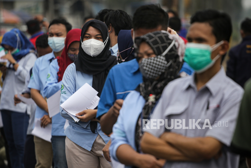 Sejumlah buruh mengantre untuk mengikuti vaksinasi Covid-19 di PT Victory Chingluh, Kabupaten Tangerang, Banten.
