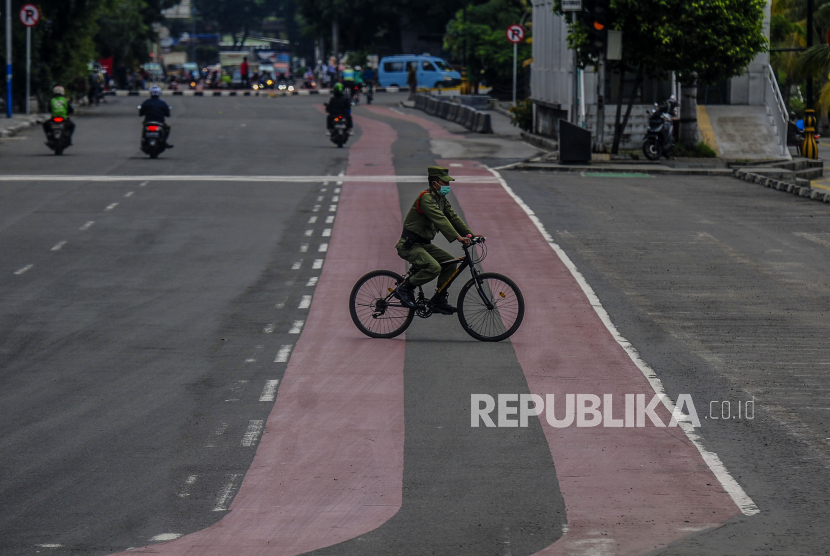 Pesepeda melintasi kawasan Kota Tua Jakarta (ilustrasi). Direktorat Jenderal Pajak Kementerian Keuangan mengimbau wajib pajak yang memiliki sepeda dapat melaporkan ke dalam surat pemberitahuan tahunan (SPT) pajak.