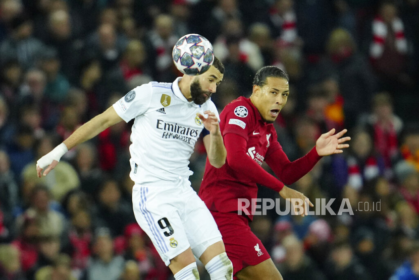 Bek Liverpool Virgil van Dijk (kanan) berduel dengan Karim Benzema dari Real Madrid di Liga Champions.