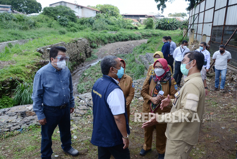 Wali Kota Bandung Yana Mulyana berbincang dengan Kadis PU Kota Bandung Didi Ruswandi (kanan) saat meninjau Kolam Retensi Bima yang masih dalam proses pembangunan di Jalan Bima, Kota Bandung, Senin (19/4). Kolam retensi dengan anggaran Rp5,2 milliar tersebut nantinya mampu menampung air sebanyak 4.200 kubik. Diharapkan, dengan adanya kolam tersebut dapat menekan terjadinya banjir di sejumlah wilayah langganan banjir di Kota Bandung. 