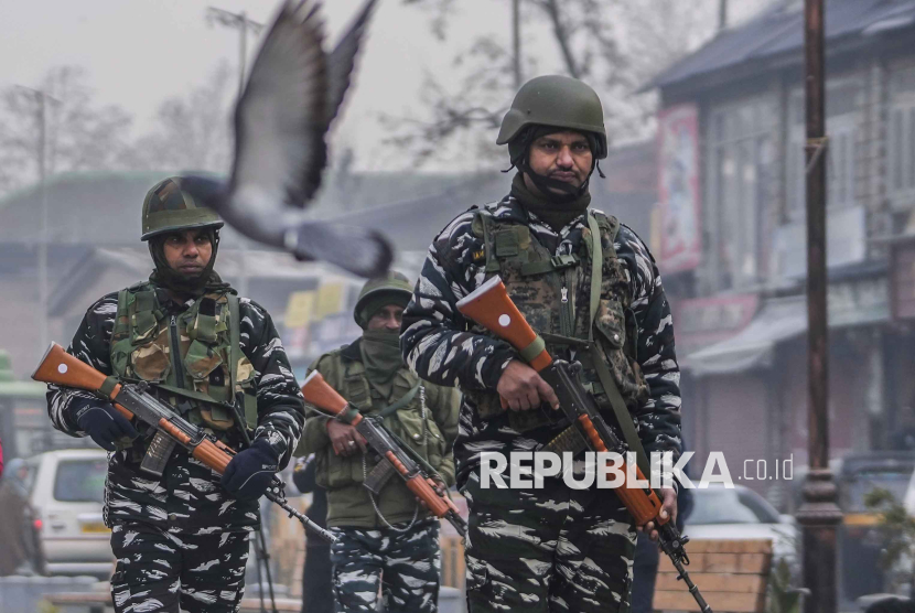 Tentara paramiliter India berpatroli di pasar utama di Srinagar, Kashmir yang dikuasai India, Senin, 11 Desember 2023.