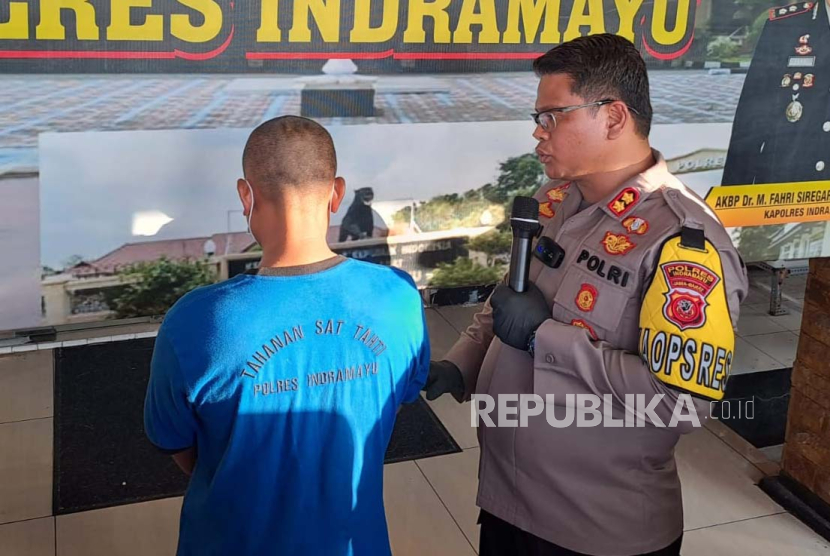 Tersangka kasus penipuan dengan modus membantu meluluskan tes Bintara Polri dihadirkan saat konferensi pers di Markas Polres Indramayu, Jawa Barat, Kamis (30/11/2023).