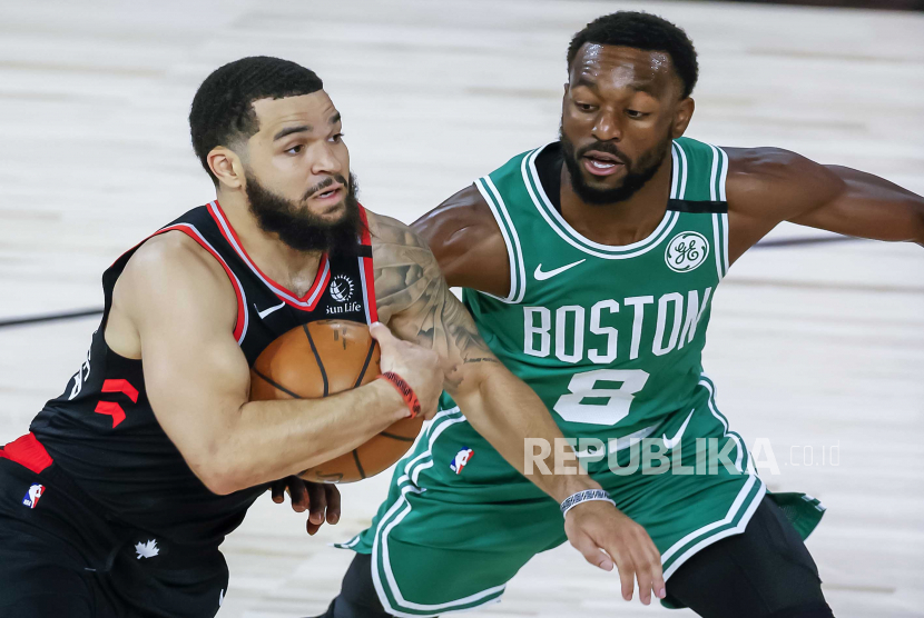 Guard Boston Celtics Kemba Walker (kanan).