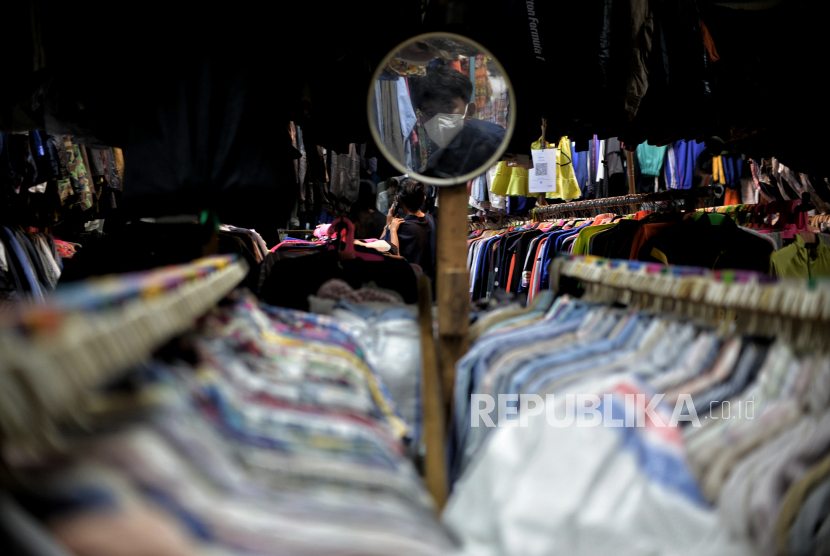 Calon pembeli memilih pakaian impor bekas, (ilustrasi). Bea Cukai menegaskan, barang yang diimpor ke Indonesia harus dalam keadaan baru, kecuali barang tertentu yang ditetapkan lain dan dikecualikan oleh aturan.