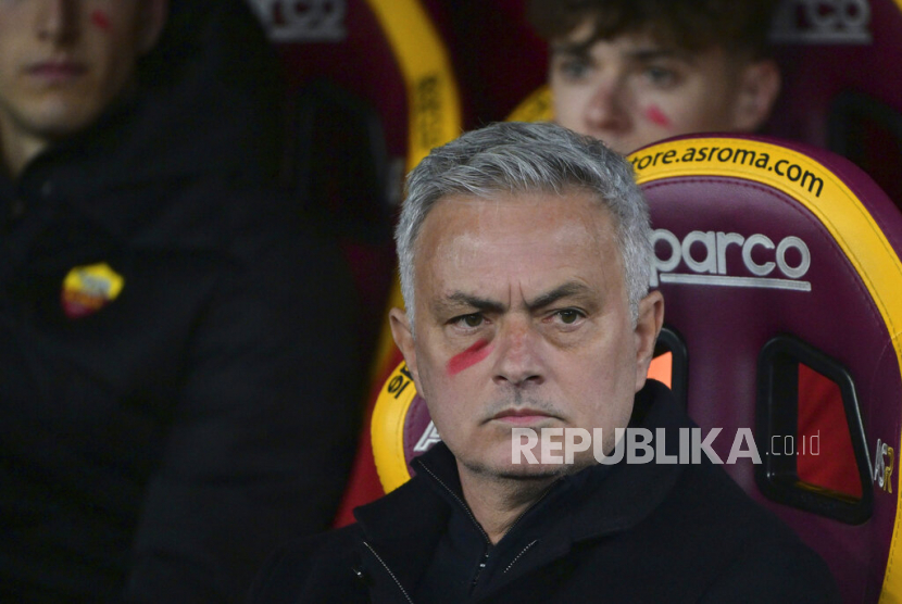 Pelatih AS Roma Jose Mourinho menyiapkan timnya menghadapi RB Salzburg di playoff 16 besar Liga Europa.