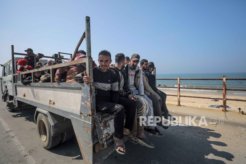 Warga Palestina menumpang truk di jalan Al Rashid setelah menyeberang dari Jalur Gaza Utara ke Selatan Kota Gaza, Ahad (25/2/2024). Sejak 7 Oktober 2023, sebanyak 1,9 juta orang telah mengungsi di seluruh Jalur Gaza. Badan Bantuan dan Pekerjaan PBB untuk Pengungsi Palestina di Timur Dekat (UNRWA) menyatakan sebagian besar warga sipil di Gaza sangat membutuhkan bantuan dan perlindungan kemanusiaan.