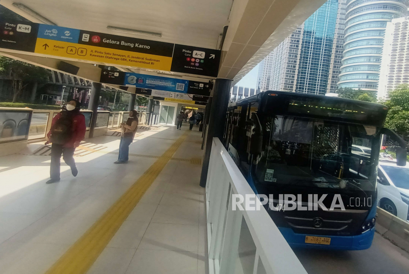 Badan Usaha Milik Daerah (BUMD) sektor transportasi milik Jakarta, PT Transportasi Jakarta (TransJakarta) mengoperasikan armada selama 24 jam yang efektif berlaku mulai Senin (12/9/2022) ini.