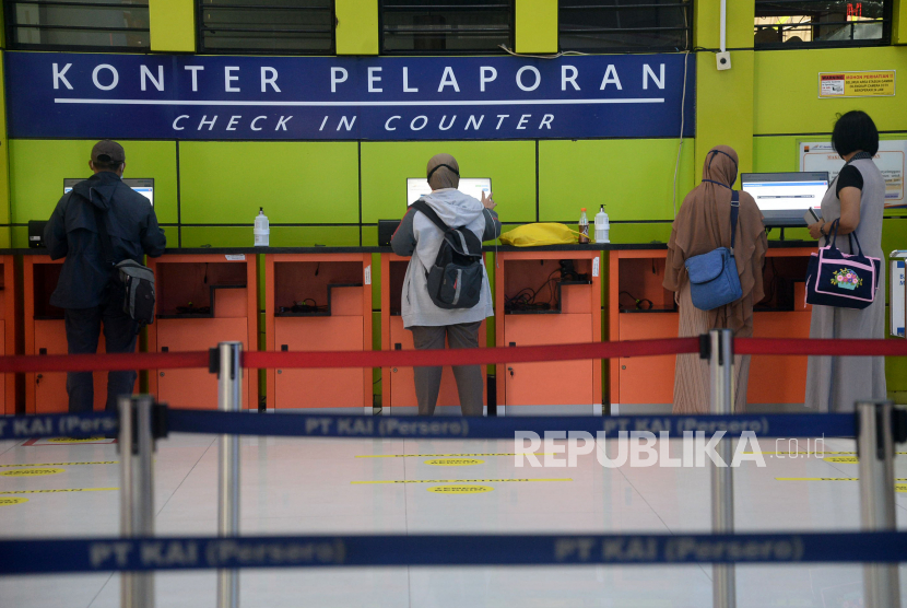 Calon penumpang mencetak tiket secara mandiri di Stasiun Gambir, Jakarta, Kamis (3/9). PT KAI (Persero) Daop 1 Jakarta menambah perjalanan hingga 41 kereta api (KA) pada September 2020. Penambahan perjalanan KA tersebut guna memenuhi kebutuhan para pengguna kereta api.Prayogi/Republika.