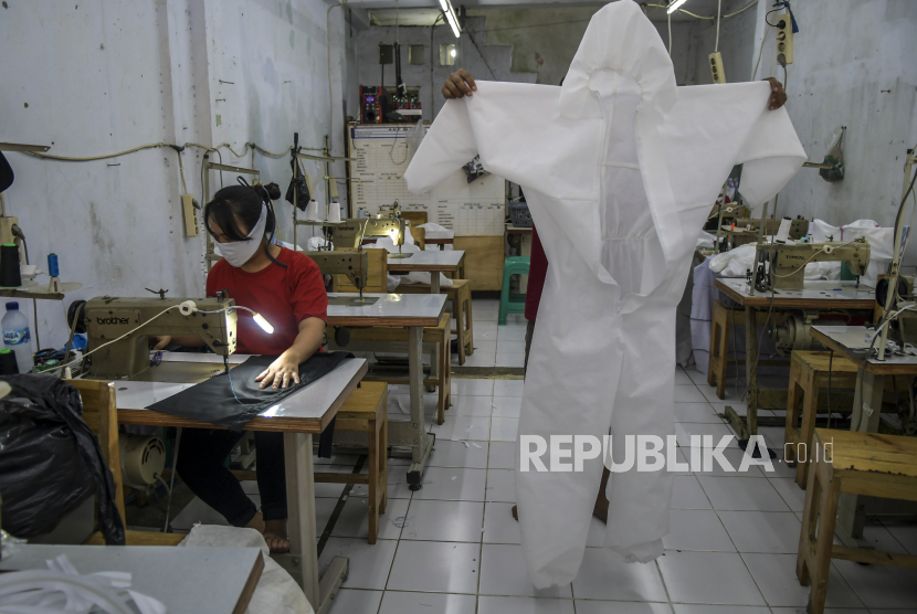 Pekerja membuat alat perlindungan diri (APD) tenaga medis di Pusat Industri Kecil, Penggilingan, Jakarta, Kamis (26/3).