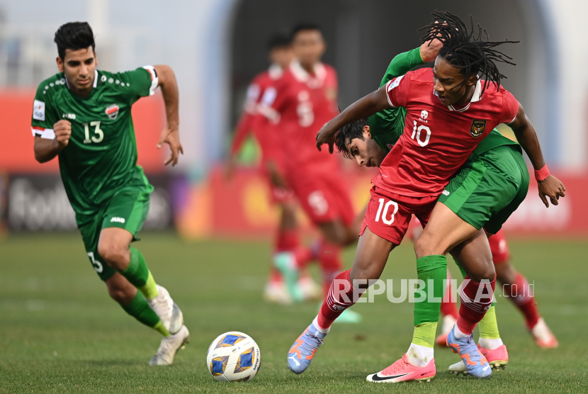 Pemain Timnas U-20 Indonesia Ronaldo Joybera Junior (tengah) berebut bola dengan pemain Timnas U-20 Irak Khadim Raad (kanan) dalam kualifikasi Grup A Piala Asia U-20 di Stadion Lokomotiv, Tashkent, Uzbekistan, Rabu (1/3/2023). 