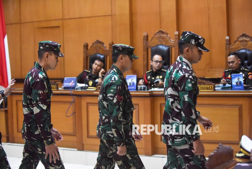 Tiga prajurit TNI AL terdakwa kasus pembunuhan bos rental mobil, Kelasi Kepala Bambang Apri Atmojo (kanan), Sertu Akbar Adli (tengah), dan Sertu Rafsin Hermawan (kiri) saat sidang, Senin (10/3/2025). 