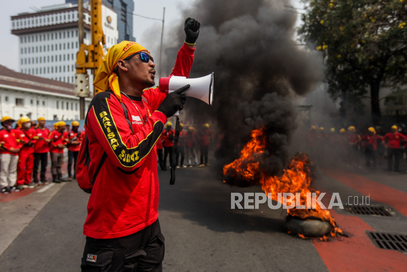 Massa buruh menyampaikan orasi saat melaksanakan aksi di kawasan Patung Kuda, Jakarta, Senin (2/10/2023). Aksi yang diikuti oleh berbagai elemen buruh tersebut itu mendesak UU Cipta Kerja Nomor 6 Tahun 2023 dicabut yang pembacaan keputusannya dijadwalkan dilakukan hari ini oleh Mahkamah Konstitusi.