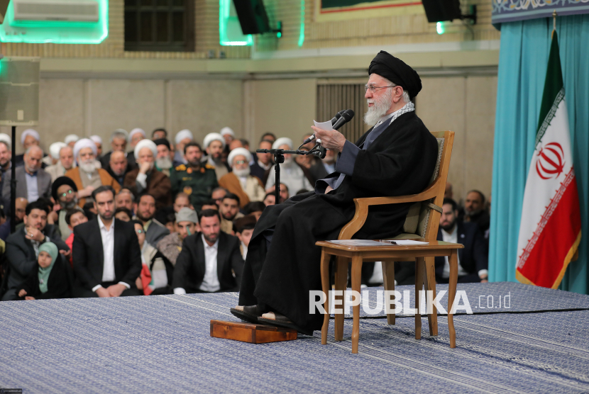 Pemimpin Tertinggi Iran Ali Khamenei berpidato di Teheran, ibu kota Iran, Sabtu 17 Januari 2026.