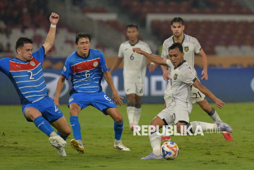Pesepak bola Timnas U-23 Indonesia Arkhan Fikri (kanan) melepaskan tendangan melewati adangan pesepak bola Timnas U-23 Filipina dalam pertandingan penyisihan Grup A Piala AFF U-23 2025 di Stadion Utama Gelora Bung Karno (SUGBK), Senayan, Jakarta, Jumat (18/7/2025). Timnas U-23 Indonesia menang dengan skor 1-0. 