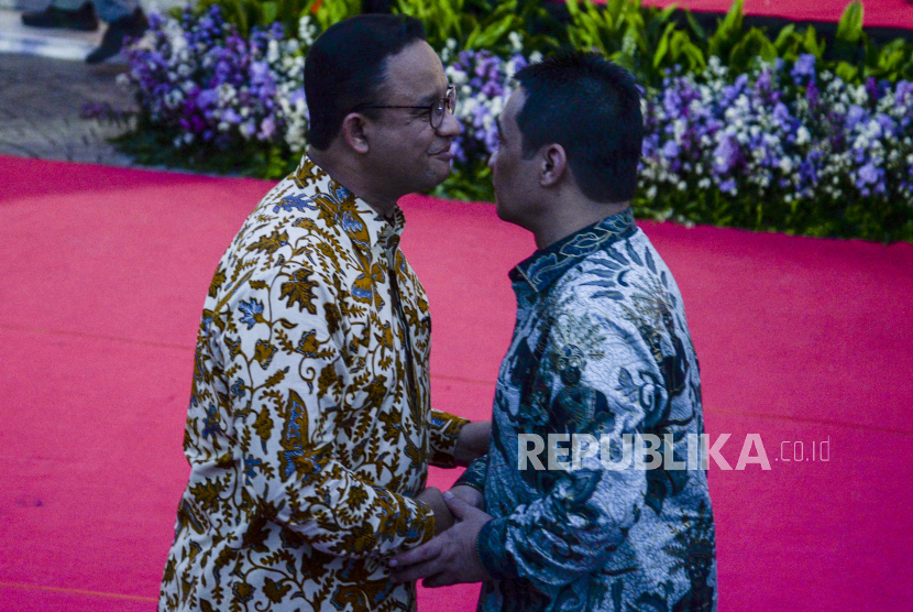 Gubernur dan Wakil Gubernur DKI Jakarta, Anies Baswedan dan Riza Patria bersalaman pada acara perpisahan dengan Aparatur Sipil Negara (ASN) di Balai Kota Jakarta, Jumat (14/10/2022). 