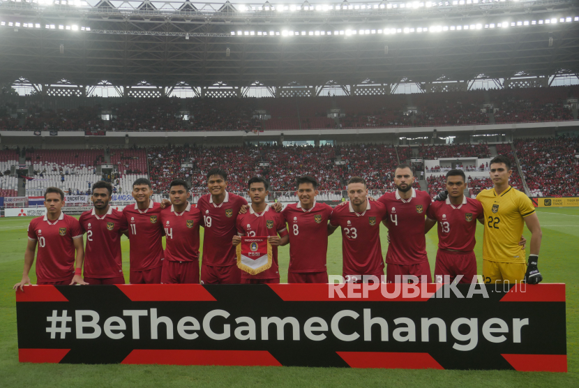 Para pemain timnas Indonesia saat laga Piala AFF 2022 melawan Thailand di Stadion Gelora Bung Karno, Jakarta, Kamis (29/12/2022). Pada pertandingan itu Indonesia ditahan imbang Thailand dengan skor 1-1.