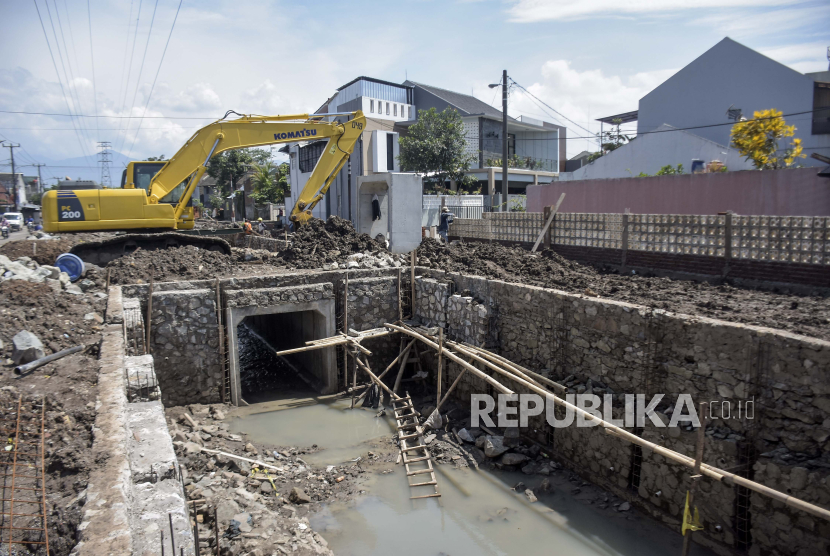 Pekerja menyelesaikan proyek pembangunan kolam retensi di kawasan Komplek Margahayu Raya, Bandung. Pj Walkot Bandung sebut daerah bantaran sungai rentan terdampak banjir dan longsor.