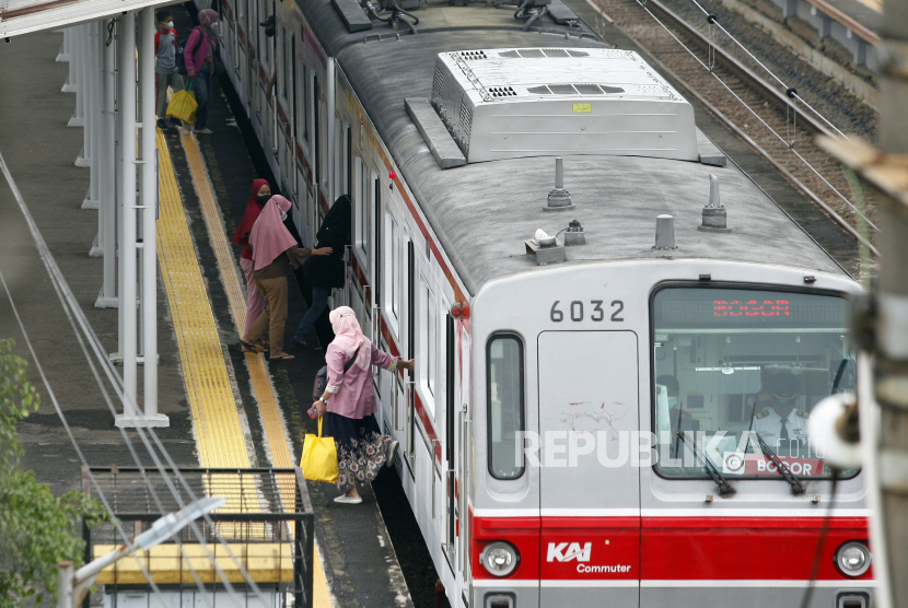 KRL berhenti untuk menaikan dan menurunkan penumpang di Stasiun Cilebut, Kabupaten Bogor, Jawa Barat, Rabu (19/10/2022). PT Kereta Commuter Indonesia (KCI) atau KAI Commuter berencana pada 2024 akan menjadi tahun terakhir memesan kereta bekas.