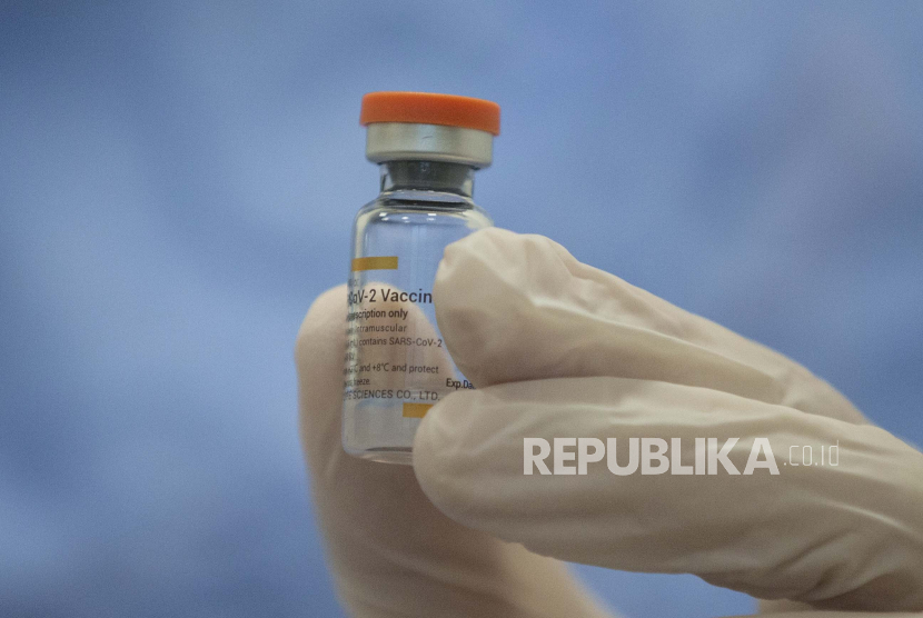 Seorang petugas kesehatan menunjukkan botol vaksin Covid-19 Sinovac buatan China