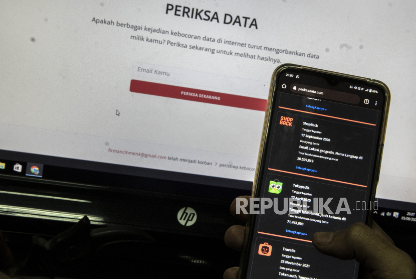 Seorang karyawan memeriksa kebocoran data ilustrasi. Southeast Asia Freedom of Expression Network (Safenet) menilai, kebocoran data yang terjadi di Indonesia sudah dalam tahap yang sangat mengkhawatirkan.