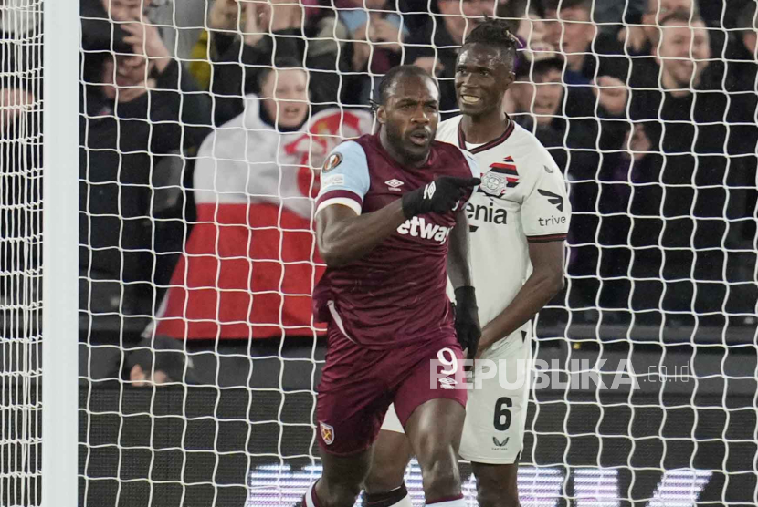 Penyerang West Ham United Michail Antonio (kiri).