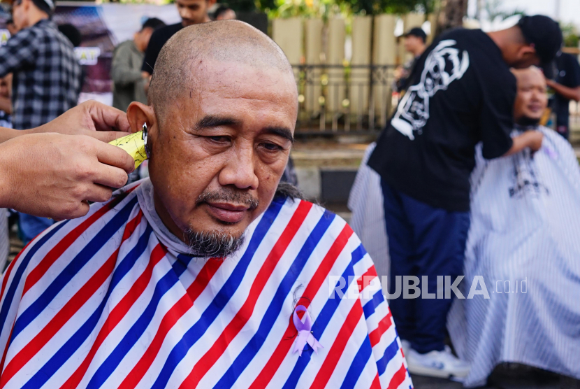 Warga mencukur rambutnya sebagai bentuk kepedulian kepada penderita kanker di Banda Aceh, Aceh. Menteri Kesehatan Budi G. Sadikin mengatakan, sekitar 90 persen kanker sebenarnya bisa dikendalikan. Namun demikian, pihaknya menyebut semua lapisan masyarakat perlu melakukan deteksi dini atau skrining kesehatan secara berkala.