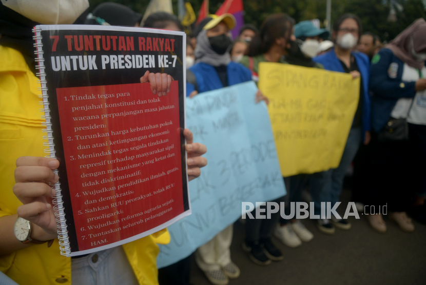 Sejumlah mahasiswa menggelar aksi unjuk rasa di kawasan Patung Kuda, Jakarta, Kamis (21/4/2022). Aksi yang diikuti oleh ratusan mahasiswa dari berbagai perguruan tinggi tersebut menuntut salah satunya menolak wacana perpanjangan masa jabatan presiden.Prayogi/Republika