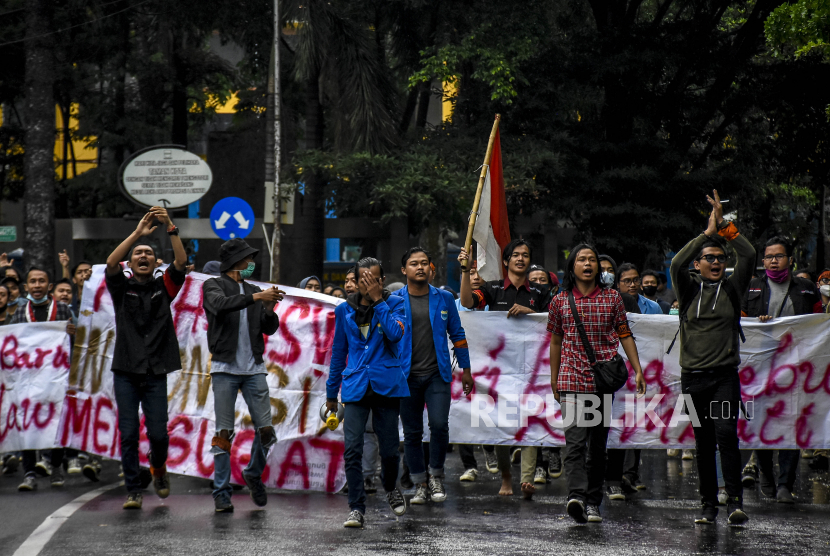 Sejumlah mahasiswa dari berbagai universitas berunjuk rasa di depan Gedung DPRD Provinsi Jawa Barat, Jalan Diponegoro, Kota Bandung, Selasa (20/10). Dalam unjuk rasa yang digelar bertepatan dengan momentum setahun pemerintahan Joko Widodo - Ma