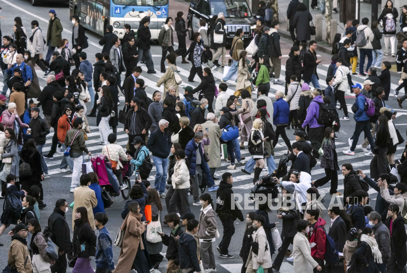Pejalan kaki menyeberang jalan di Tokyo, Jepang pada 1 Desember 2023. 