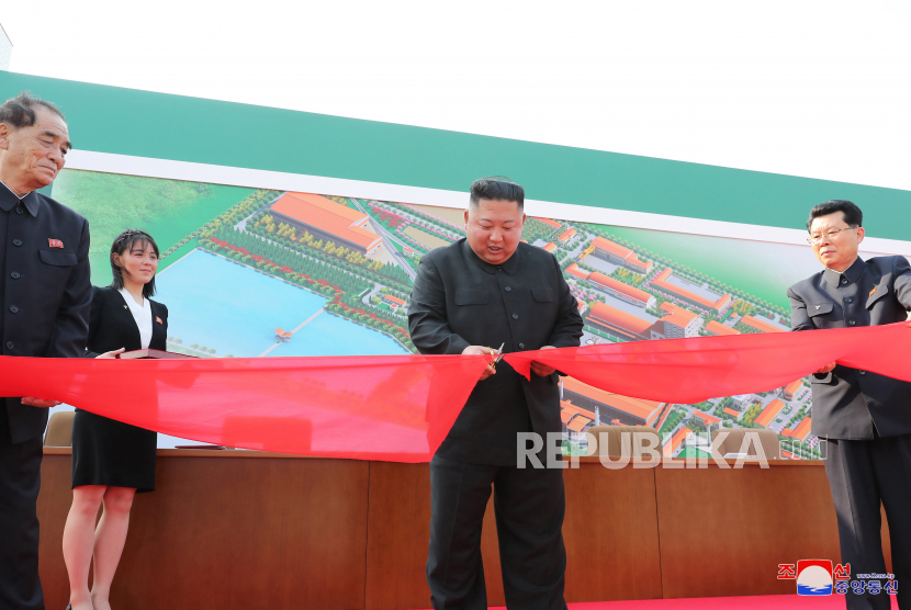  Foto yang dirilis oleh kantor berita KCNA pada Sabtu (2/5), memperlihatkan pemimpin Korea Utara Kim Jong-un tengah menghadiri peresmian pabrik pupuk di Sunchon, Korea Utara.