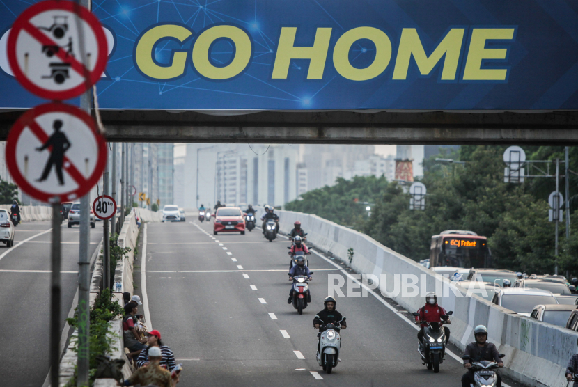 Sejumlah pengendara motor melintasi Jalan Layang Non Tol (JLNT) Casablanca di Jakarta, Selasa (7/5/2024). JLNT Casablanca kerap dilalui oleh pengendara motor meskipun sudah terdapat rambu larangan dan kerap terjadi kecelakaan. Setiap harinya ratusan pengendara motor melewati jalan tersebut untuk menghindari macet dan memperpendek jarak tempuh dari Casablanca menuju Tanah Abang meskipun dapat membahayakan keselamatan berkendara. 